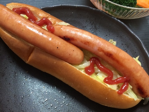 キャベツと玉ねぎ炒め入りのホットドッグ